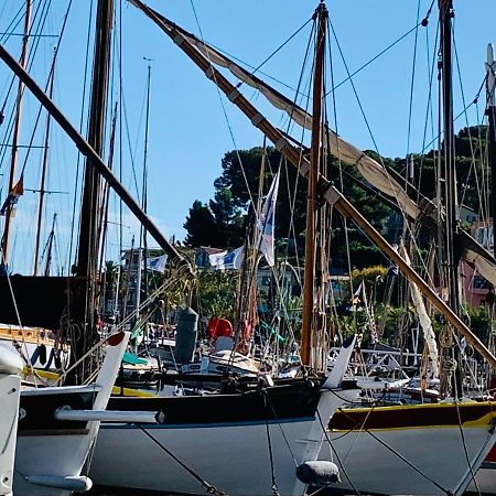 Les Toits De Sanary Et La Mer Екстериор снимка