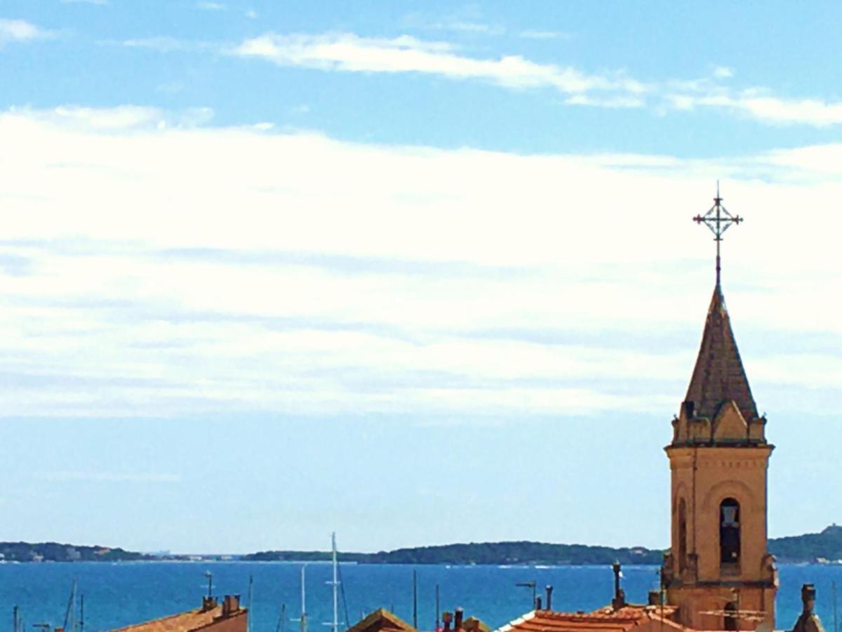 Les Toits De Sanary Et La Mer Екстериор снимка