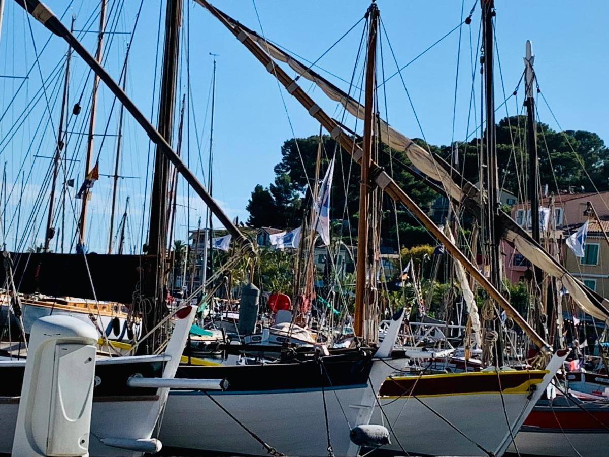 Les Toits De Sanary Et La Mer Екстериор снимка