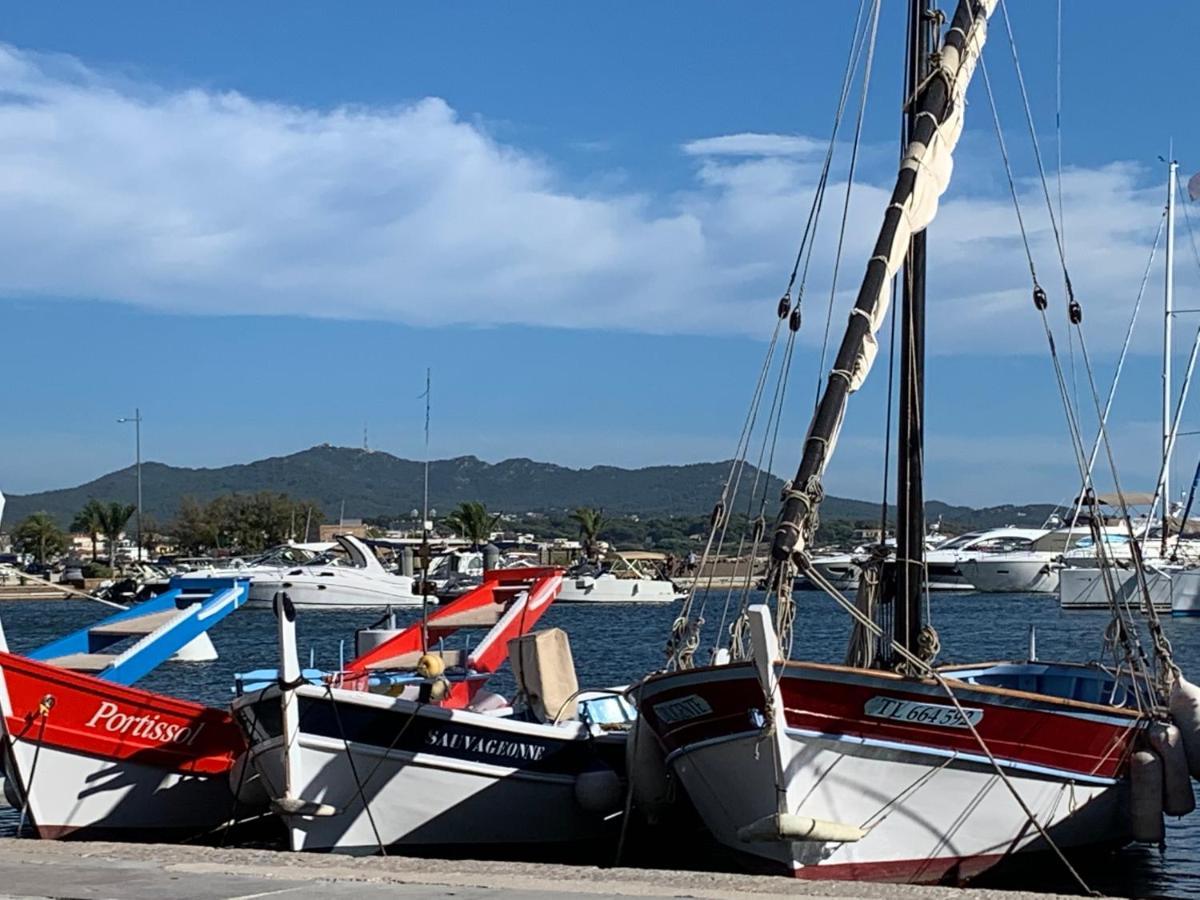 Les Toits De Sanary Et La Mer Екстериор снимка