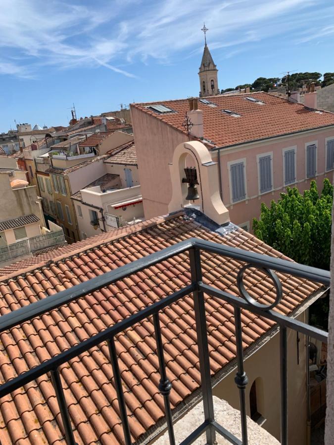 Les Toits De Sanary Et La Mer Екстериор снимка